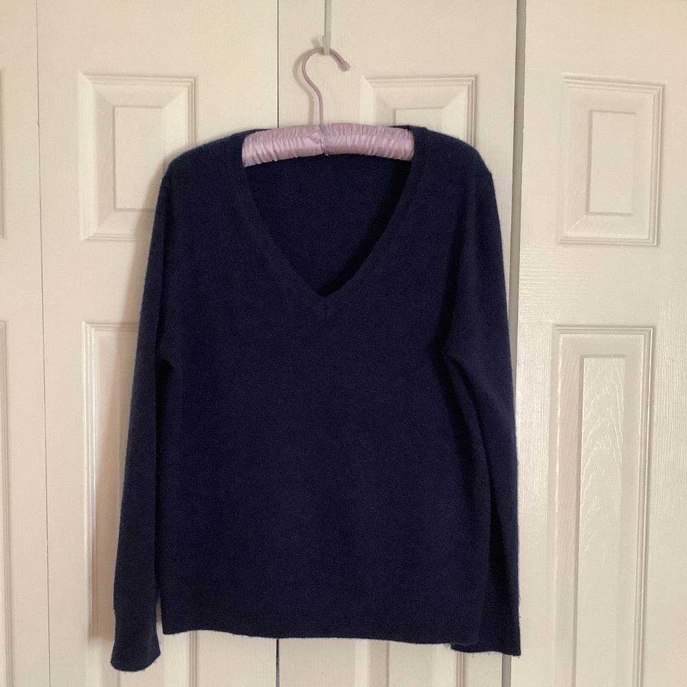 Navy Quince cashmere v-neck sweater, Size L